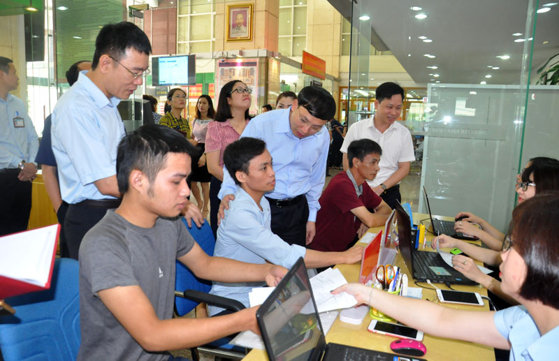 Đồng chí Nguyễn Xuân Ký, Phó Chủ tịch Thường trực HĐND tỉnh trao đổi với người dân đến làm thủ tục hành chính tại Trung tâm HCC tỉnh. 