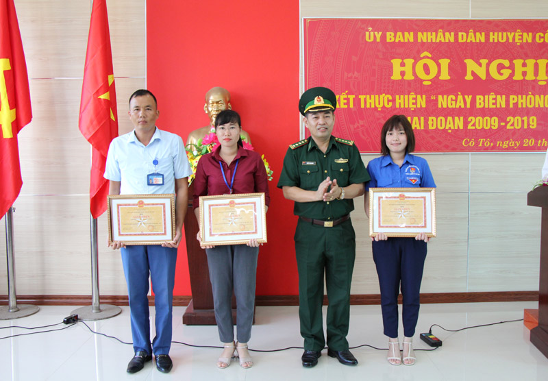 Đại tá Nguyễn Thanh Hải, Phó Chính ủy BĐBP tỉnh tặng giấy khen cho 3 tập thể có thành tích xuất sắc trong thực hiện “Ngày Biên phòng toàn dân” giai đoạn 2009 – 2019.