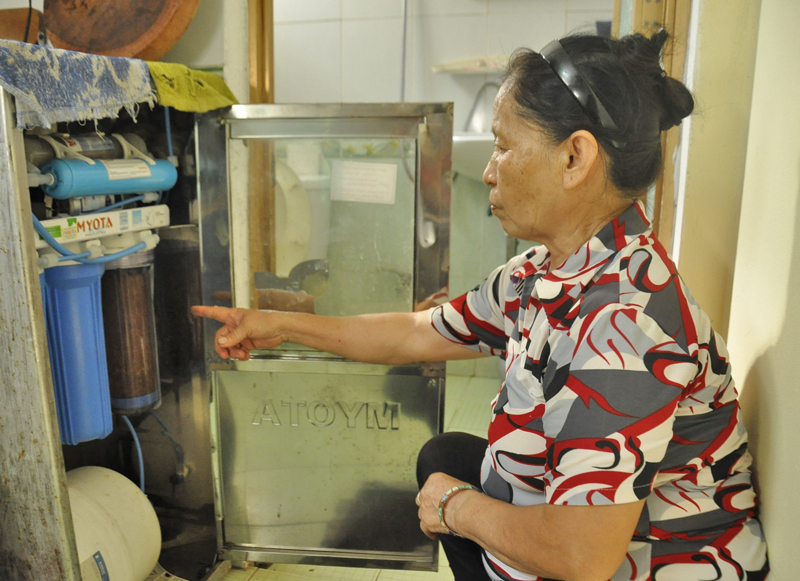 Bà Nguyễn Thị Tân, số nhà 6, tổ 6, khu 6. Phường Hồng Hà (Hạ Long) chỉ quả lọc của hệ thống lọc nước của gia đình phải thường xuyên thay vì úa vàng sau khi lọc nước để dùng sinh hoạt