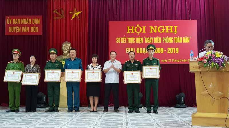  Đồng chí Mạc Thành Luân - Chủ tịch UBND huyện Vân Đồn tặng giấy khen cho các tập thể có thành tích xuất sắc trong thực hiện Ngày biên phòng toàn dân giai đoạn 2009-2019