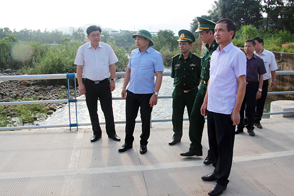 Đồng chí Nguyễn Văn Thắng, Ủy viên Dự khuyết BCH Trung ương Đảng, Phó Chủ tịch UBND tỉnh kiểm  tra tình hình hoạt động tại cửa khẩu Hoành Mô, Bình Liêu