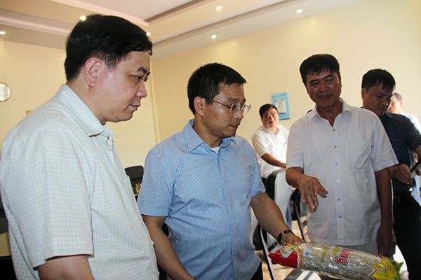 Phó Chủ tịch UBND tỉnh Nguyễn Văn Thắng thăm quan cơ sở sản xuất chế biến miến dongCông ty CP thương mại và Dịch vụ Bình Liêu