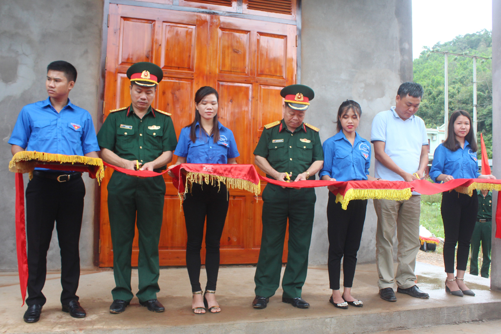 Ban CHQS huyện Tiên Yên cắt băng khánh thành Nhà đồng đội trao tặng Trung úy quân nhân chuyên nghiệp  Cam Văn Nàng, nhân viên Ban CHQS huyện Tiên Yên.