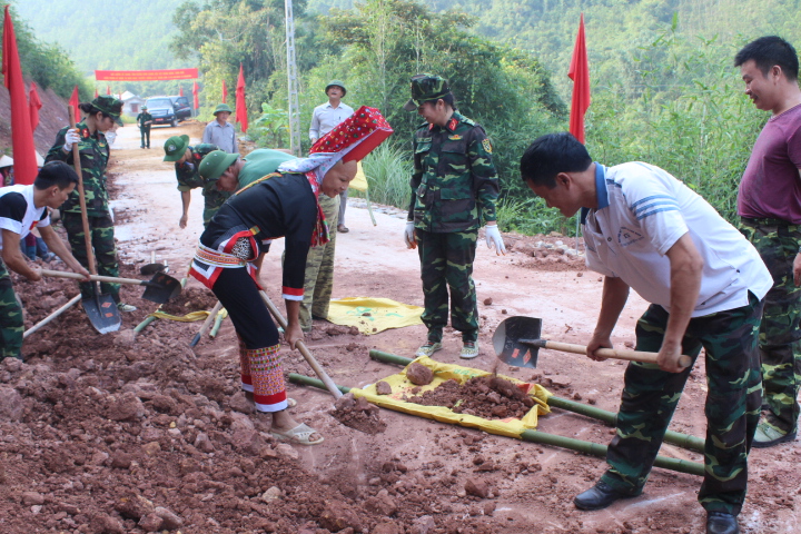 Cán bộ, chiến sĩ Bộ CHQS tỉnh tham gia xây dựng nông thôn mới tại huyện Tiên Yên.