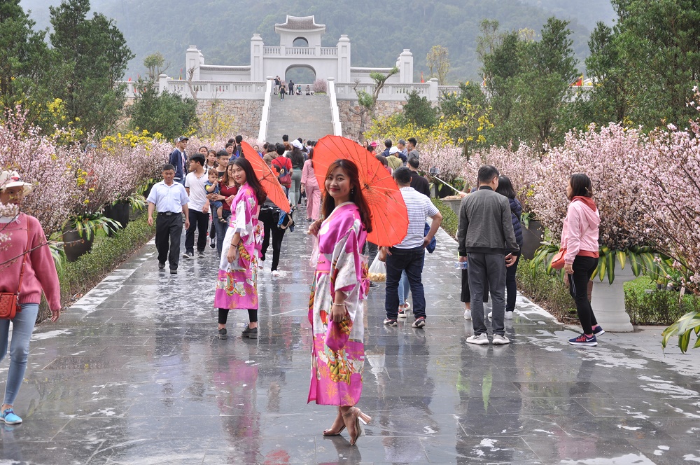 Thiếu nữ trong Lễ hội Hoa Anh đào - Mai vàng Yên Tử năm 2018 trên vùng đất Uông Bí, thành phố trẻ đang phát triển du lịch đa sắc màu của Quảng Ninh. 