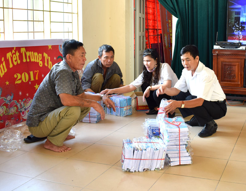 Phụ huynh làng chài Hà Phong lo chuẩn bị năm học mới cho các em tại nhà văn hóa khu phố