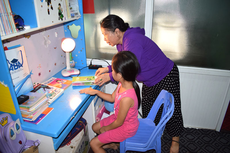 Hầu hết các gia đình làng chài Hà Phong đã dành cho con cái mình một góc học tập để nâng cao việc học của con