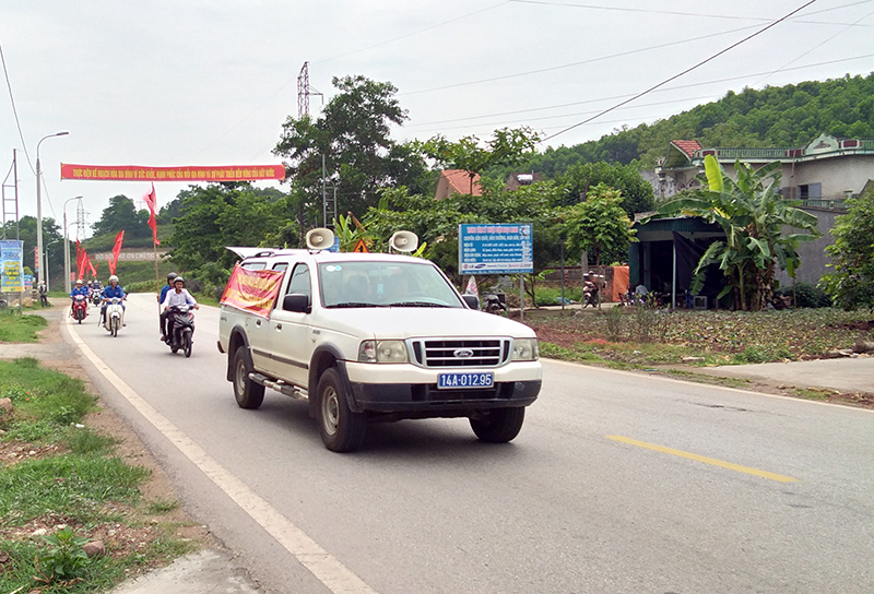 Cán bộ dân số huyện Đầm Hà xuống đường truyền thông về SKSS cho người dân.