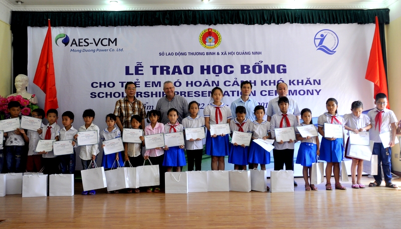 Đại diện các đơn vị trao học bổng và quà cho các em học sinh có hoàn cảnh khó khăn trên địa bàn thành phố Cẩm Phả.