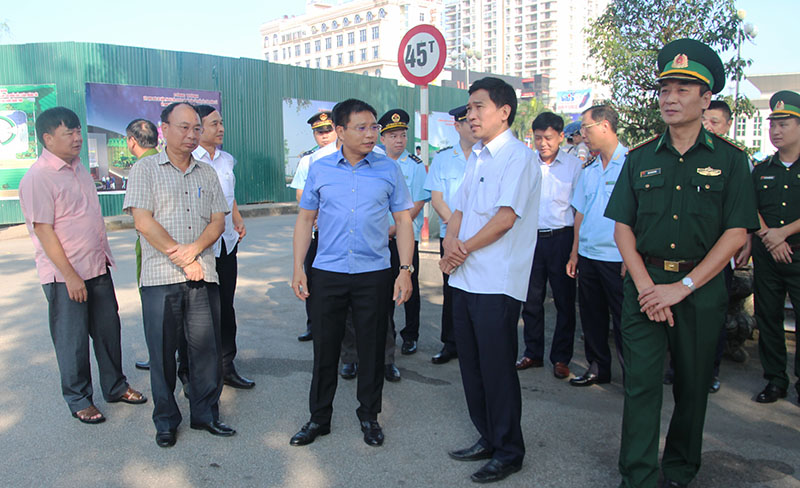 Phó Chủ tịch UBND tỉnh Nguyễn Văn Thắng, kiểm tra hoạt động XNK, XNC tại Cửa khẩu Quốc tế Móng Cái.