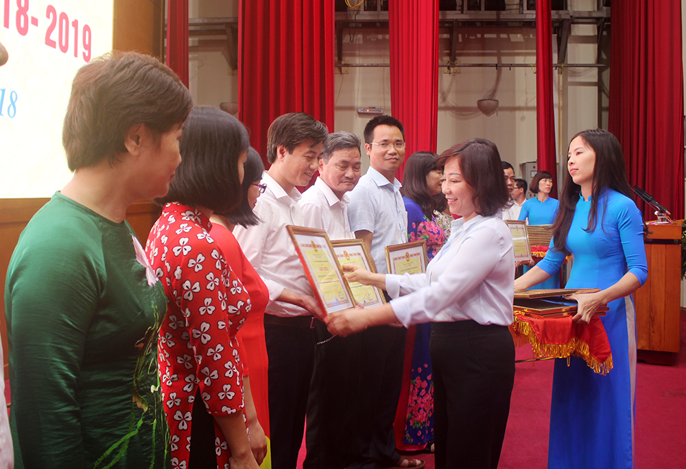 Đồng chí Vũ Thị Thu Thủy, Phó Chủ tịch UBND tỉnh tặng bằng khen cho các tập thể, cá nhân có thành tích xuất sắc.