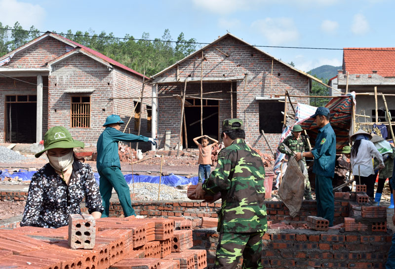 Ban CHQS huyện Tiên Yên phối hợp giúp đỡ gia đình ông Tằng A Si xây dựng nhà ở mới