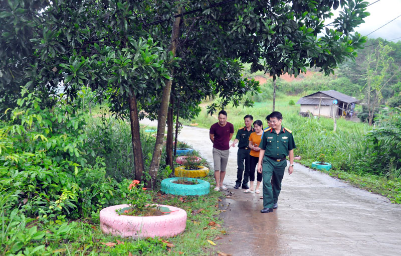 Cán bộ Ban CHQS huyện Tiên Yên phối hợp khảo sát việc thực hiện xây dựng thôn mẫu tại thôn Bắc Lù, xã Hà Lâu. 
