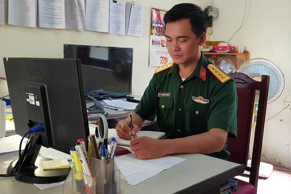 Đại úy Nguyễn Văn Hiển làm việc tại đơn vị.