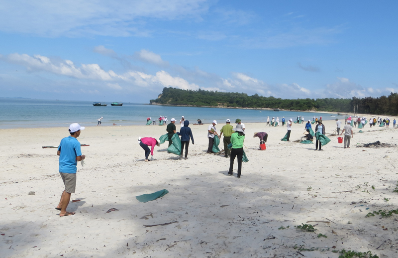 Người dân xã Minh Châu tham gia thu gom rác bờ biển.