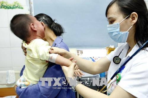Bệnh viện bệnh Nhiệt đới Trung ương tại Hà Nội nỗ lực cứu chữa điều trị các trường hợp mắc sởi bị viêm phổi rất nặng đều do không tiêm chủng. Ảnh: Dương Ngọc/TTXVN