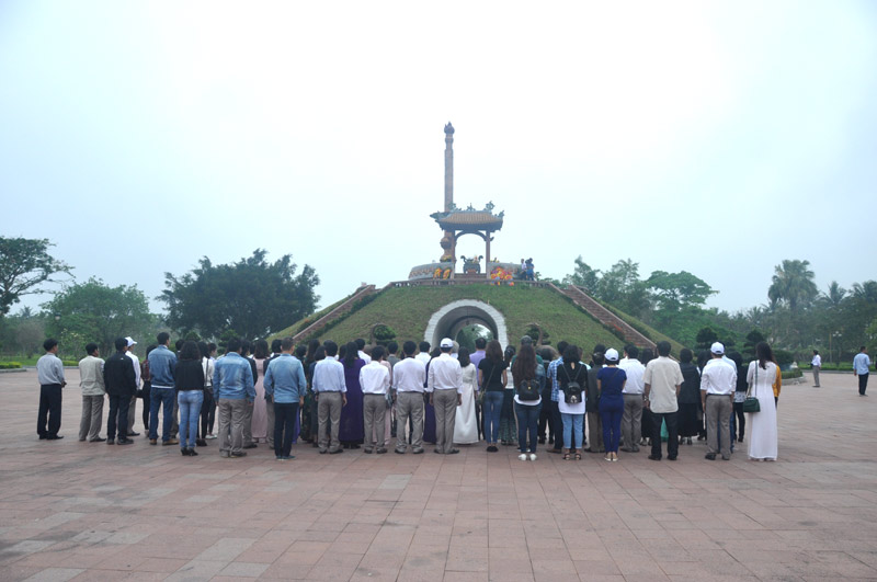 Ngày ngày, có rất nhiều người viếng thăm Thành cổ Quảng Trị, tưởng nhớ công ơn các anh hùng, liệt sĩ.