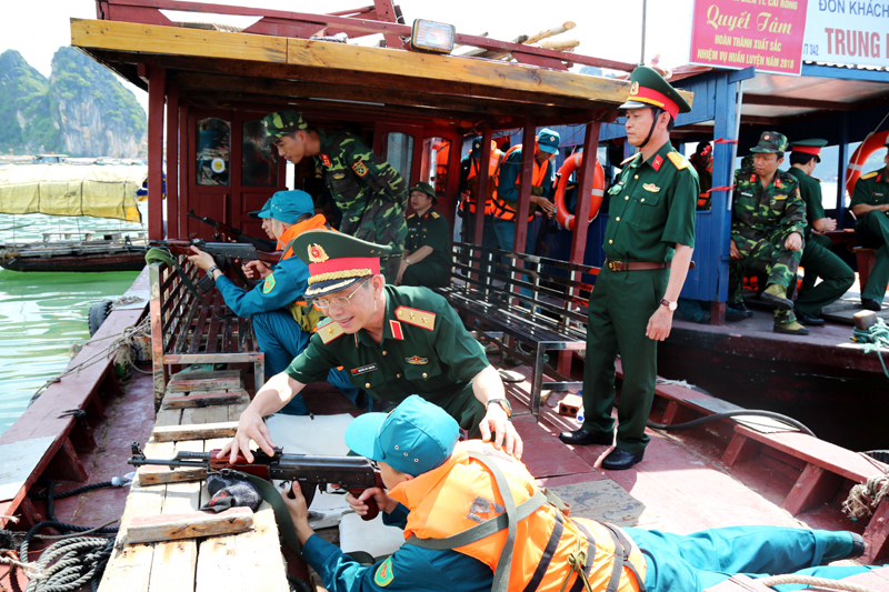 Lực lượng dân quân, tự vệ biển thị trấn Cái Rồng huấn luyện thực nghiệm theo đề tài của Bộ Quốc phòng