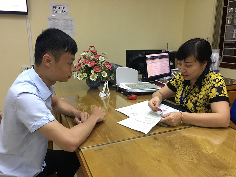 Cán bộ phường Cẩm Thịnh hướng dẫn người dân hoàn thiện các thủ tục cấp giấy chứng nhận quyền sử dụng đất