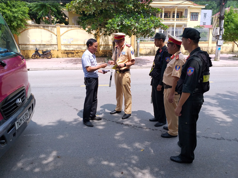 Lực lượng Cảnh sát Giao thông (Công an huyện Vân Đồn) tăng cường tuần tra, kiểm soát trên các tuyến giao thông trọng điểm ở địa phương 