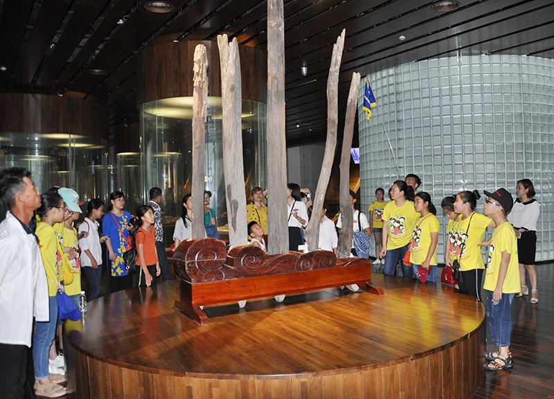 Các em học sinh tham quan Bảo tàng Quảng Ninh