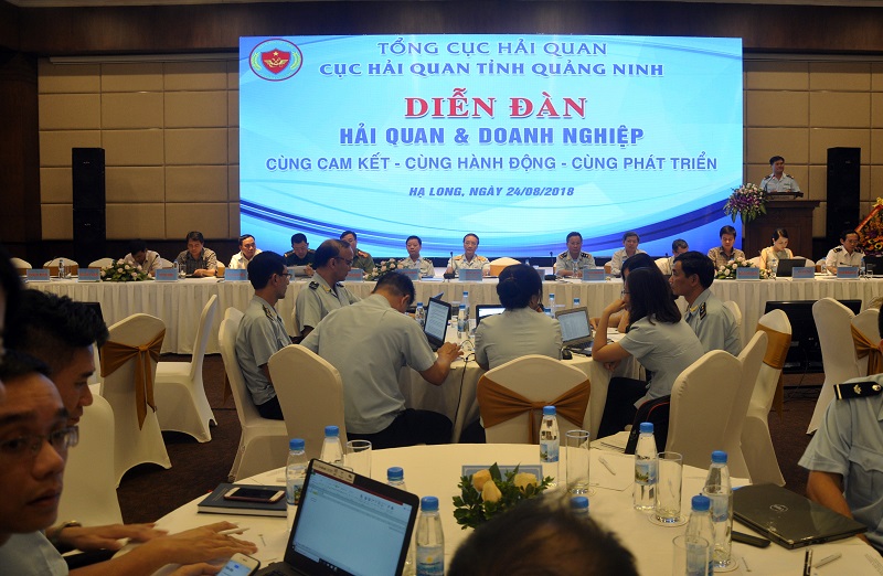 Lãnh đạo Cục Hải quan Quảng Ninh phát biểu tại hội nghị.