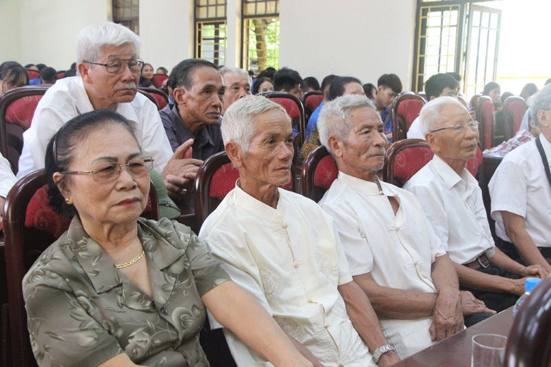 Các cựu đoàn viên thanh niên trồng thông năm 58 về dự lễ kỷ niệm.