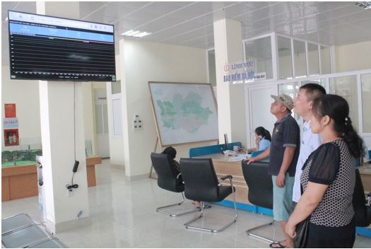 Người dân có thể theo dõi các chỉ số quan trắc môi trường tại Trung tâm Hành chính công huyện Hoành Bồ