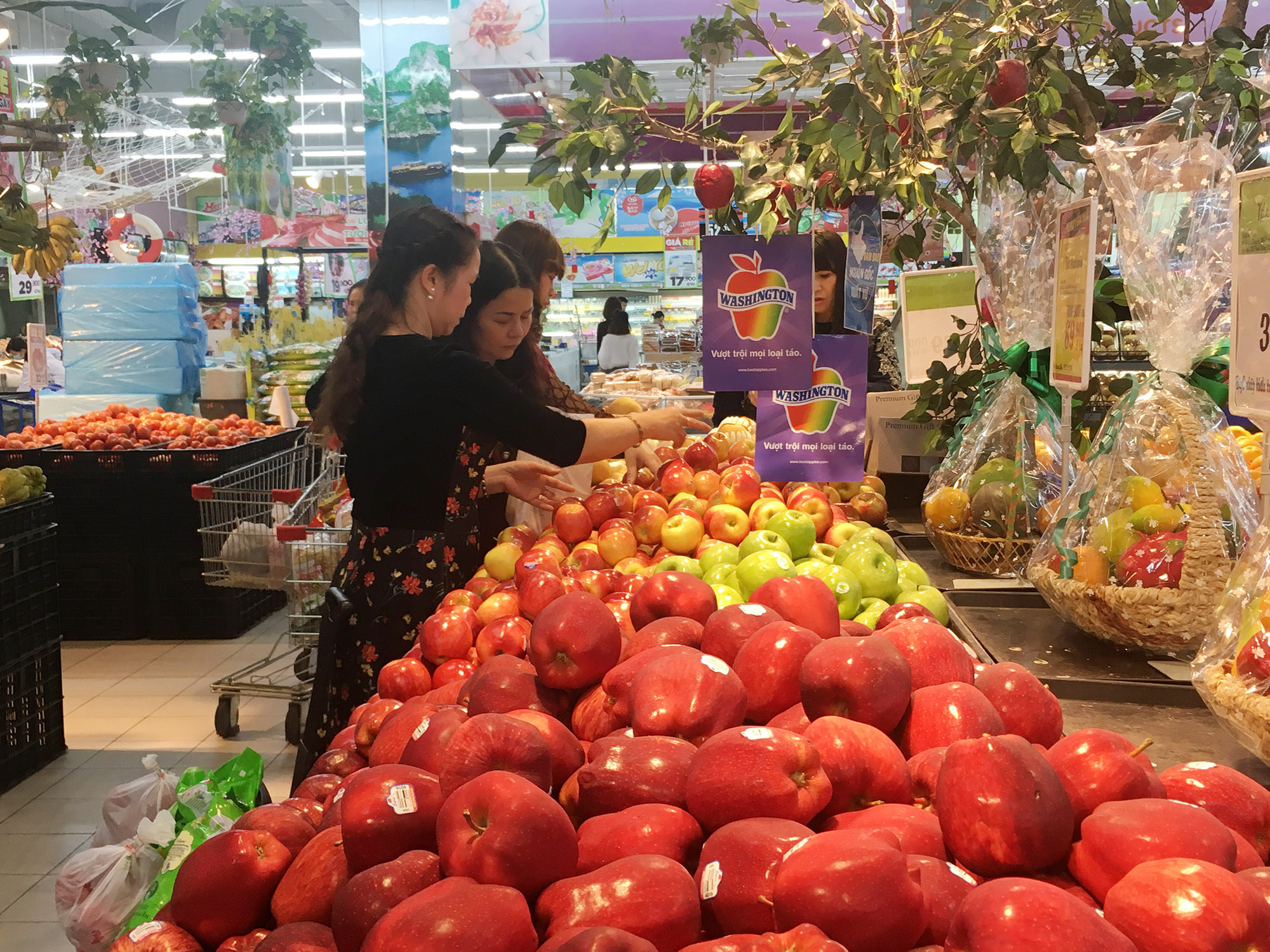 Người dân mua sắm tại siêu thị BigC Hạ Long