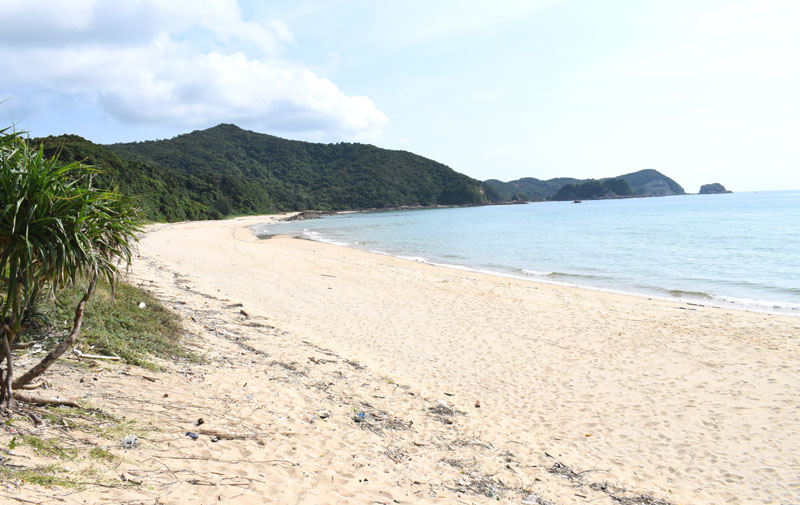 Bãi biển Ba Châu xã Thanh Lân không bóng người dù dang mùa du lịch