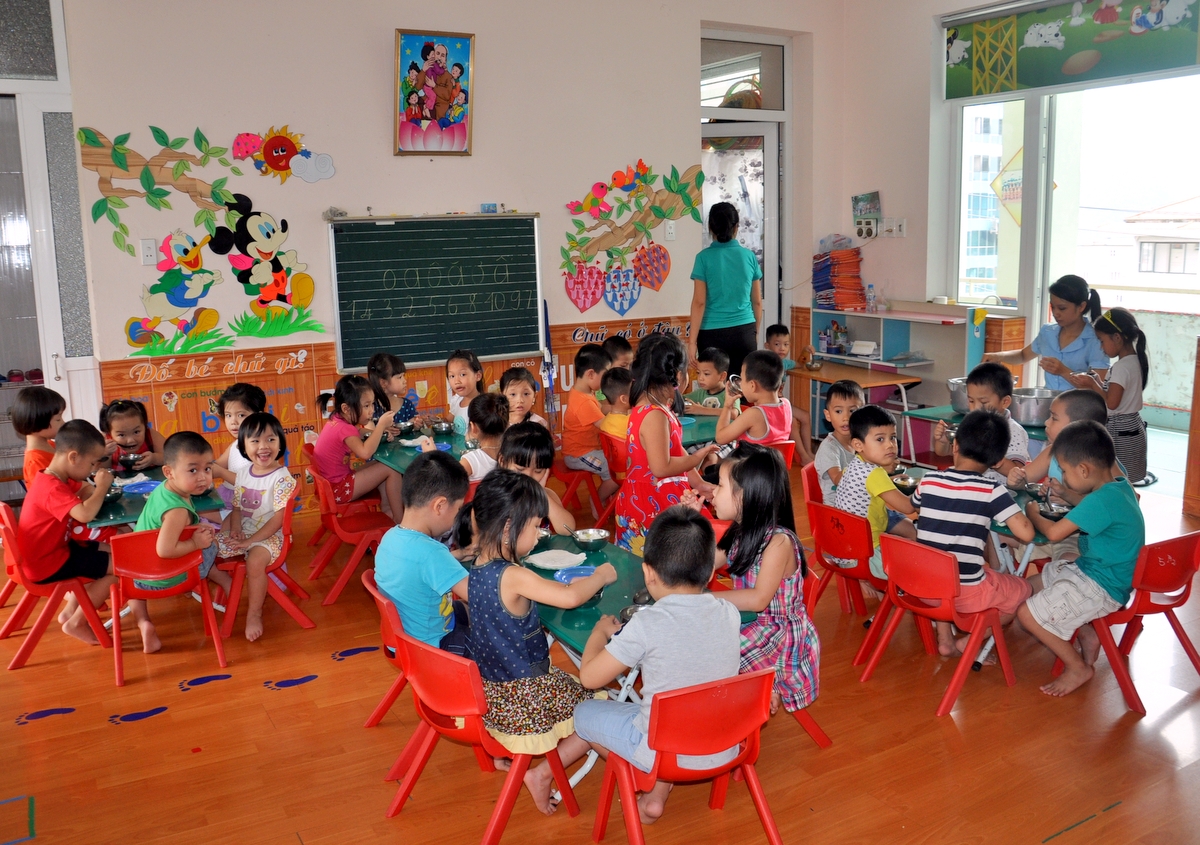 Một bữa ăn bán trú đảm bảo vệ sinh, dinh dưỡng tại Trường mầm non Hoa Lan (TP Hạ Long).