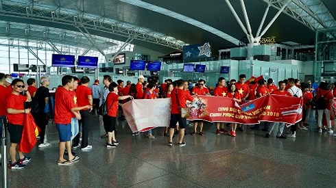 Đoàn cổ động viên Việt Nam tập trung ở sân bay Nội Bài trong sáng 27/8 để sang Indonesia cổ vũ cho tuyển nhà gặp Syria. (Ảnh: Nhật Quang)