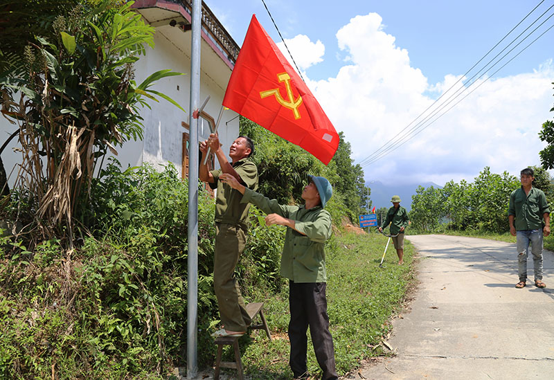 Người dân bản Lý Quáng, xã Quảng Sơn dọn vệ sinh và treo cờ chào mừng kỷ niệm 73 năm Quốc khánh 2/9. 