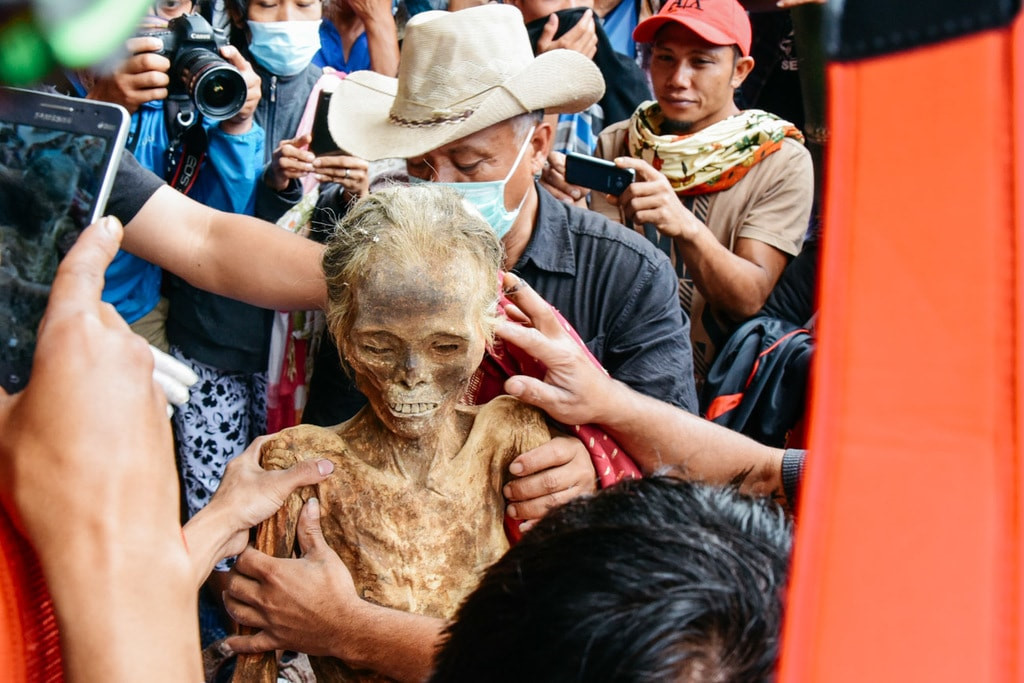 Làng Tana Toraja (Nam Sulawesi): Ngôi làng nhỏ bé này là nơi sinh sống của bộ lạc Toraja, nổi tiếng thế giới với phong tục ướp xác và thay quần áo mới cho người chết. Indonesia được biết đến là quốc gia có nhiều bộ lạc kỳ dị, Toraja là một trong số đó. Ảnh: Theculturetrip.