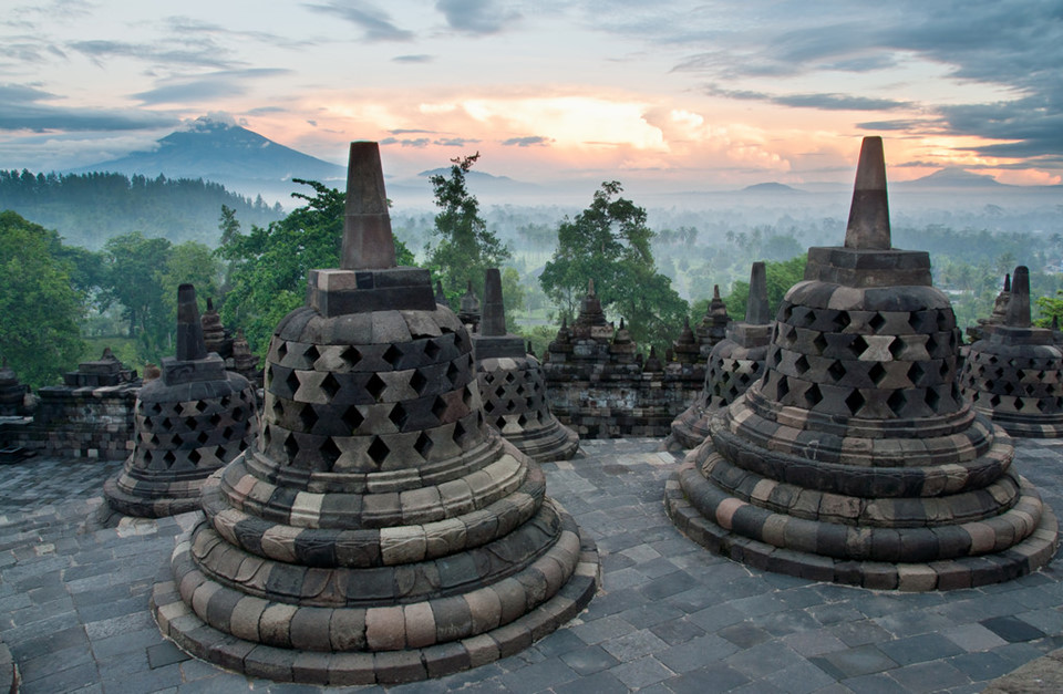 Borobudur, Trung Java: Borobudur là ngôi đền Phật giáo có niên đại từ thế kỷ thứ 9, đồng thời, là một trong những di tích Phật giáo lớn nhất thế giới, từng bị chôn vùi trong tro núi lửa và được phục dựng lại từ những năm 1970. Bên cạnh khu phức hợp đền, Borobodur còn được biết đến với cảnh quan tươi đẹp cùng nhiều đỉnh núi lửa. Ảnh: Theculturetrip.