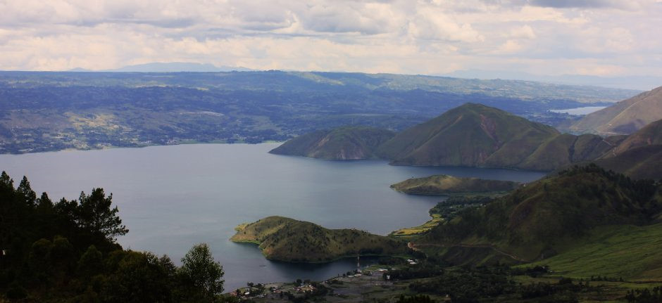 Hồ Toba, Bắc Sumatra: Với diện tích hơn 1.145 km2, mặt nước khổng lồ của Toba giống như một vùng biển nhỏ. Đây là hồ nước lớn nhất ở Đông Nam Á, đồng thời là một trong những hồ sâu nhất thế giới với độ sâu 450 m. Ở giữa hồ Toba là hòn đảo Samosir có kích cỡ tương đương Singapore, được biết đến với những ngôi làng truyền thống và các bãi biển hấp dẫn. Ảnh: Johnson Jingo.