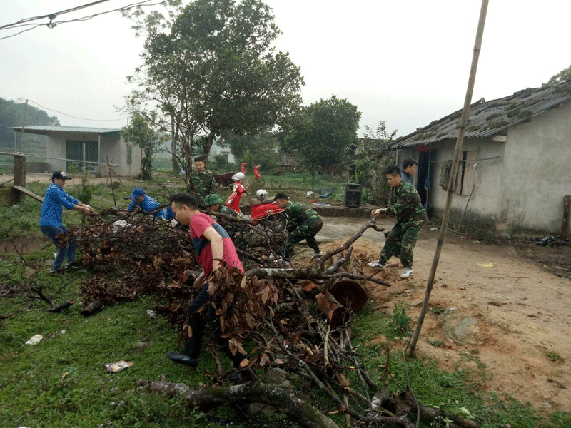 Cán bộ, chiến sỹ Đồn Biên phòng Quảng Đức và thành viên các tổ tự quản giúp nhân dân khắc phục mưa bão.