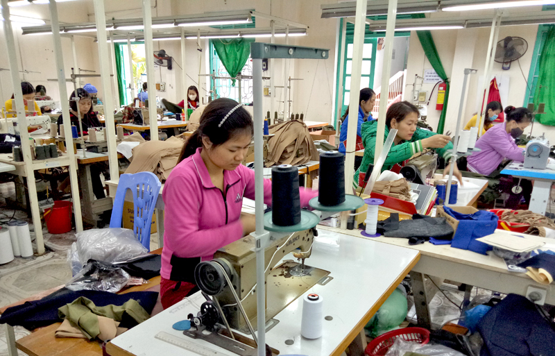 BHXH tỉnh tiếp tục tập trung phát triển đối tượng tham gia BHXH tại các doanh nghiệp (trong ảnh: Lao động mà việc tại Công ty  Cp May và in 27-7 Quảng Ninh)