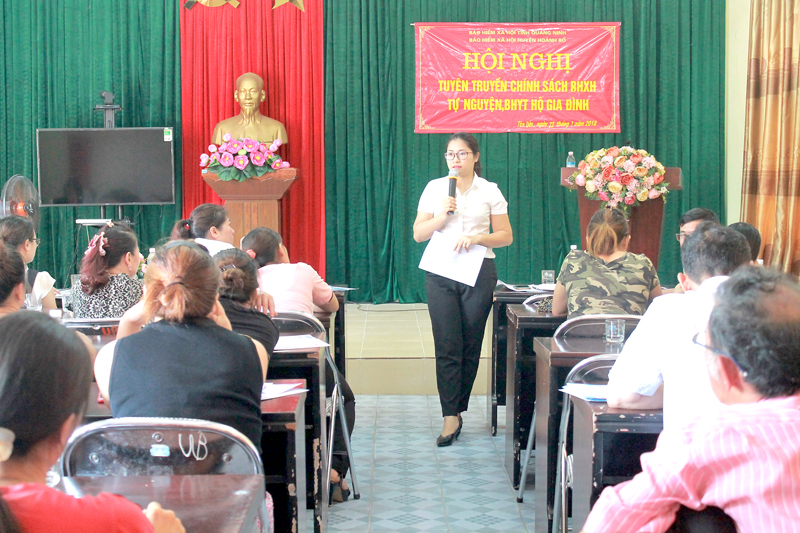 BHXH huyện Hoành Bồ tuyên truyền về chính sách BHXH, BHYT tại xã Tân Dân. Ảnh: BHXH Hoành Bồ cung cấp.