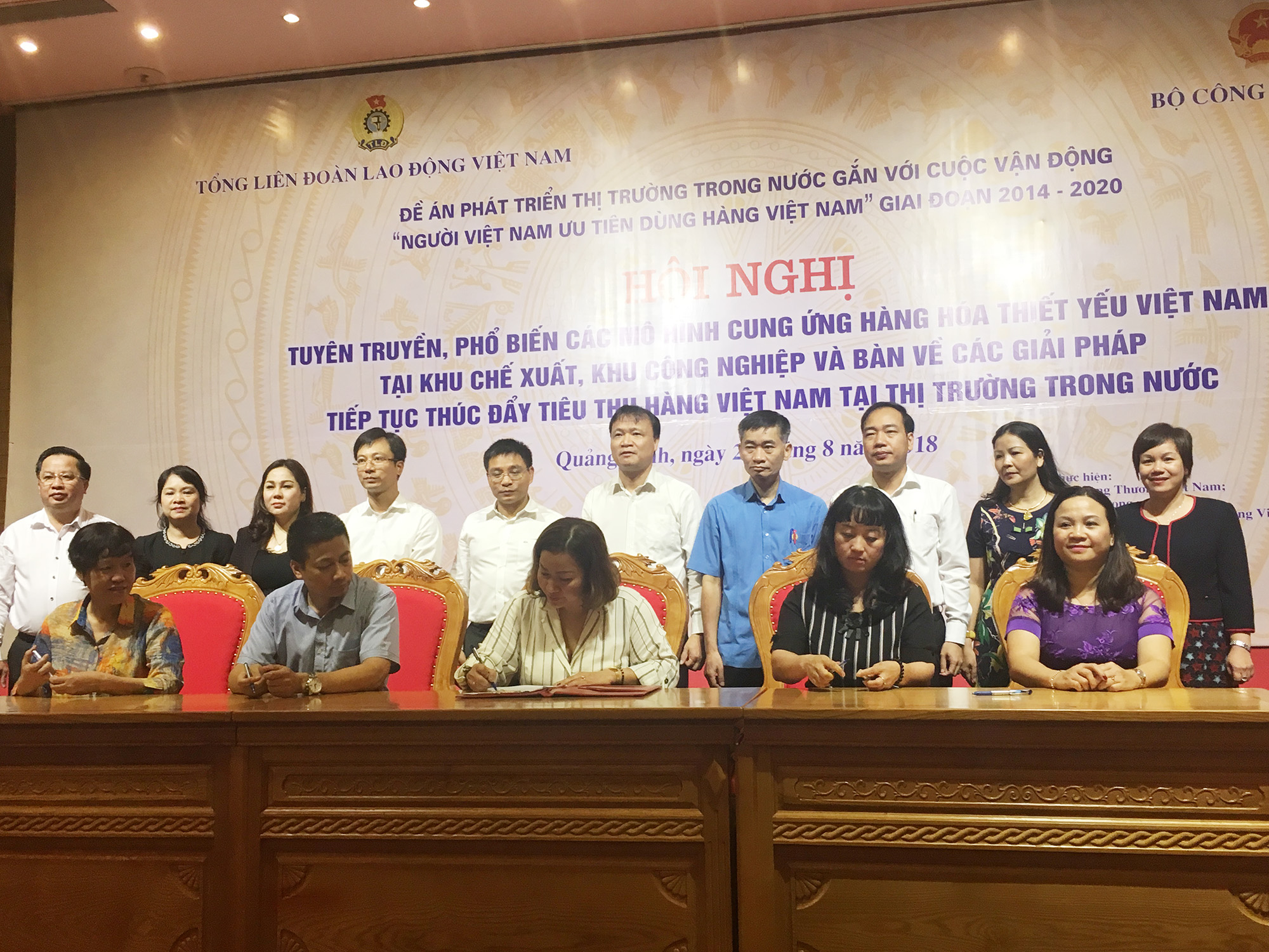 các doanh nghiệp đã ký kết biên bản thảo thuận hợp tác xúc tiến cung ứng hàng Việt Nam phục vụ công nhân, công đoàn viên, người lao động.
