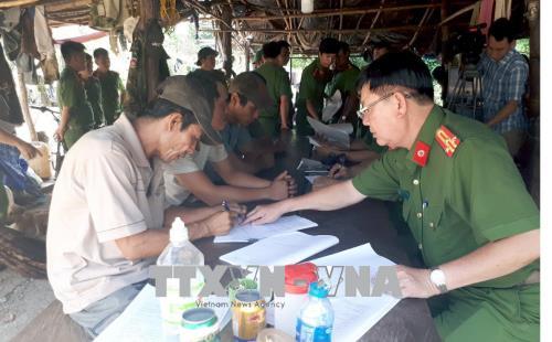Cơ quan chức năng làm việc với các đối tượng liên quan tại lán trại của Phan Hữu Phượng thuộc lâm phần do Vườn quốc gia Yok Đôn (tỉnh Đắk Lắk) quản lý. Ảnh: TTXVN phát