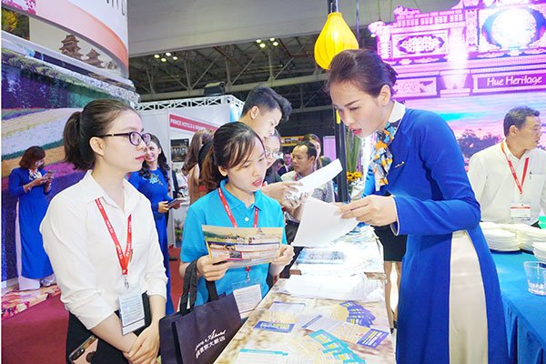 各家旅游公司在2017年第13届胡志明市国际旅游展览会上推介旅游产品 （图片来源：西贡经济时报）