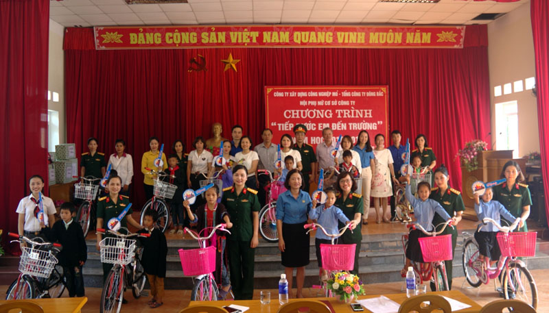 Hội Phụ nữ Công Hội phụ nữ Công ty đã tổ chức chương trình “Tiếp bước em đến trường” tại xã Thanh Sơn (Ba Chẽ), 