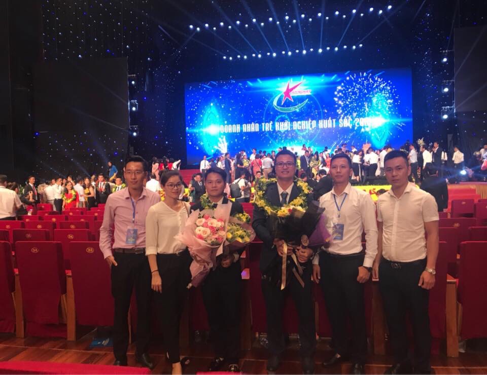 Hai doanh nhân trẻ tiêu biểu chụp ảnh lưu niệm cùng các thành viên trong CLB đầu tư và khởi nghiệp Quảng Ninh.