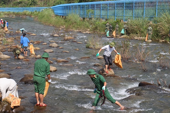 UBND Xã Hoành Mô (Bình Liêu, Việt Nam) phối hợp với trấn Động Trung, khu Phòng Thành (Trung Quốc), tổ chức dọn vệ sinh môi trường dọc tuyến sông biên giới Đồng Mô, khu vực cột mốc 1.316 (2)+500, tại cầu tạm cửa khẩu Hoành Mô.