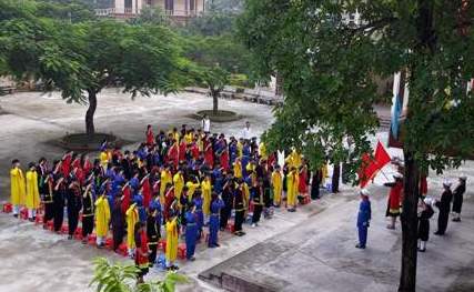 Học sinh Trường THCS Tràng Lương (TX Đông Triều) trong trang phục dân tộc chuẩn bị ngày khai giảng năm học 2018-2019.