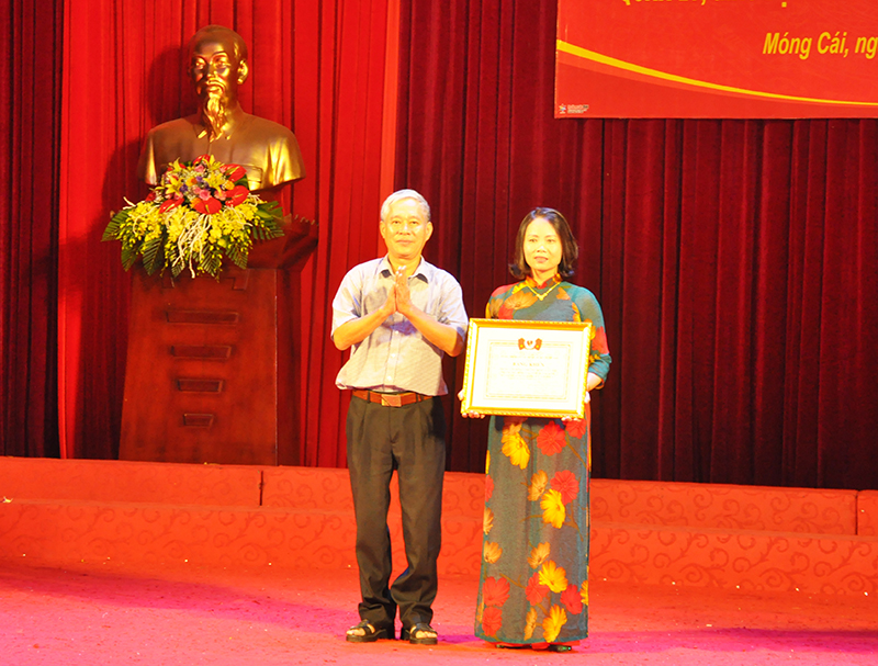 Ông Trần Thái Tuấn, Phó Chủ tịch Hội bảo trợ NTT và TMC tỉnh trao bằng khen cho cá nhân có thành tích xuất sắc trong