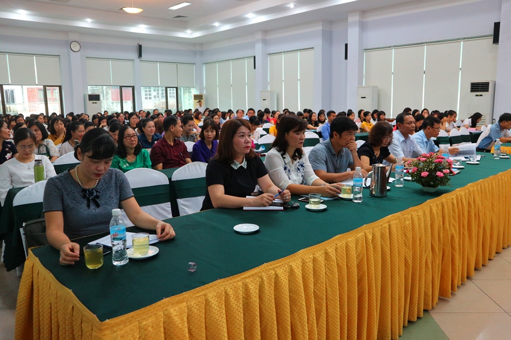 160 học viên đại diện cho phòng giáo dục các huyện thị xã, thành phố và các nhà trường về tham dự hội nghị tập huấn
