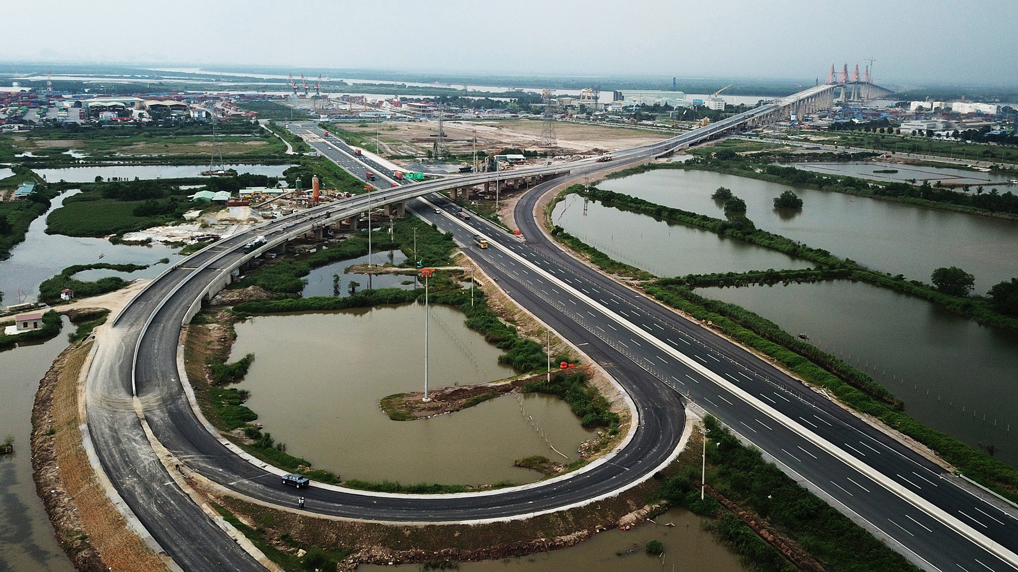 Nút giao cuối tuyến kết nối với cao tốc Hà Nội - Hải Phòng tạo thành trục cao tốc hoàn chỉnh nối Hà Nội - Hải Phòng - Quảng Ninh.