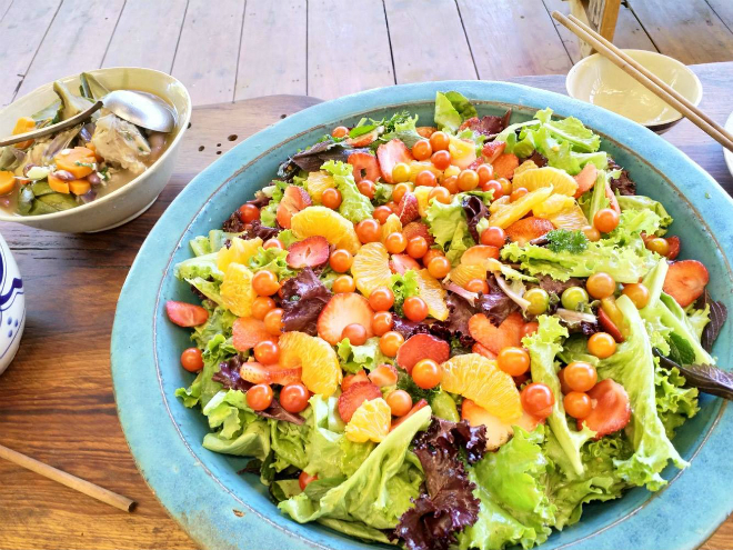 Bổ sung salad, rau củ vào chế độ ăn thường xuyên khi vận động nhiều, cơ thể mất nước. Ảnh: L.N